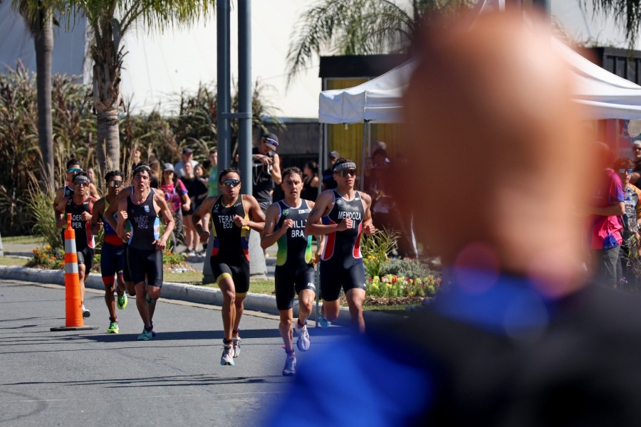 A correr! El p&uacute;blico santafesino alent&oacute; a los participantes del triatl&oacute;n en la Costanera Este. (FOTO SC)