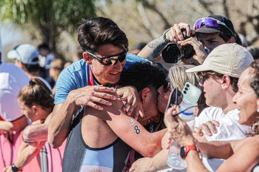 Tiago Mu&ntilde;oz celebra el tercer puesto y la medalla con su familia poco despu&eacute;s de llegar a la meta. (FOTO SC)