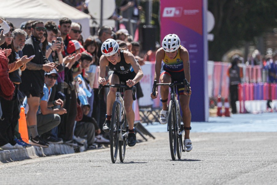 La exigente prueba de triatl&oacute;n femenino se disput&oacute; en la ciudad de Santa Fe. (FOTO SC)