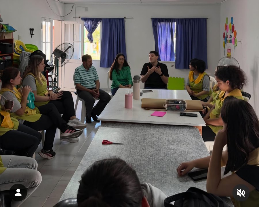 Los ediles oficialistas reunidos con docentes de los jardines materno infantiles municipales.