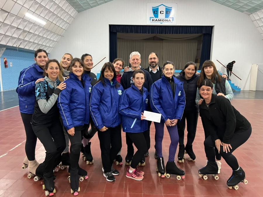 Juan  Paruccia y Jos&eacute; Barbero con las patinadoras.