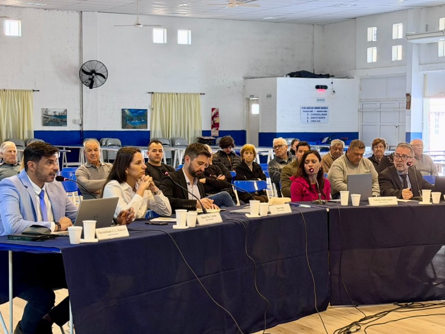 Los concejales durante la sesi&oacute;n en el sal&oacute;n de baile del Club de Abuelos Unidos.