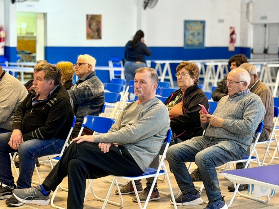 Dirigentes y socios del Club de Abuelos Unidos asistieron a la sesi&oacute;n legislativa en barrio Los Nogales. (FOTO PRENSA CONCEJO)