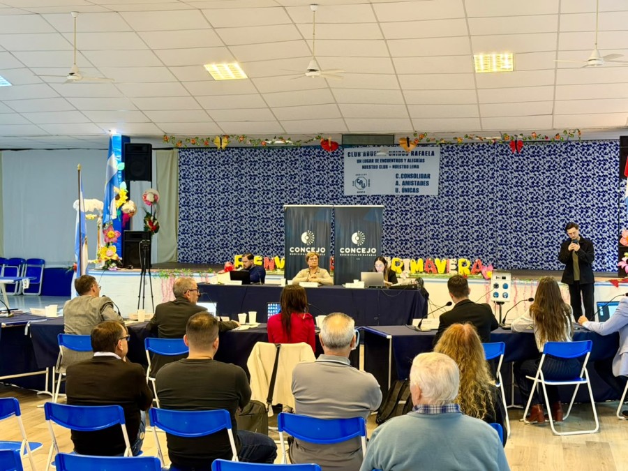 M&aacute;s all&aacute; de sesionar fuera del recinto, los concejales oficialistas y de la oposici&oacute;n dieron forma a intensos debates. (FOTO PRENSA CONCEJO)
