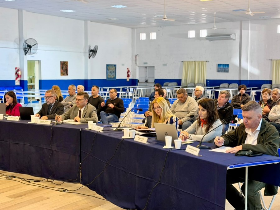 Una escena de la sesi&oacute;n del Concejo en la sede social de Abuelos Unidos. (FOTO PRENSA CONCEJO)