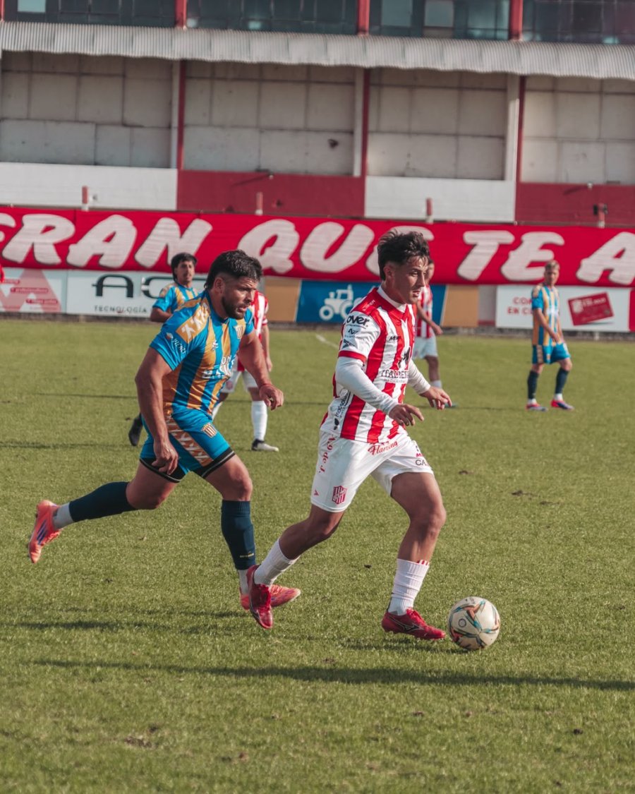 SANTIAGO VARELA. Uno de los volantes del equipo juliense.