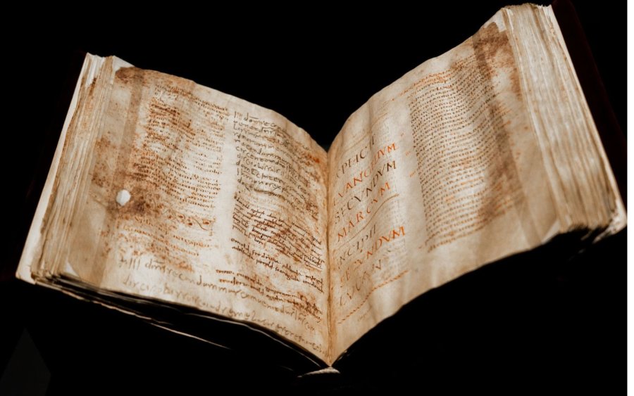 Fragmento del manuscrito del siglo VI venerado como una reliquia, al ser atribuido a la autoría del evangelista San Marcos.