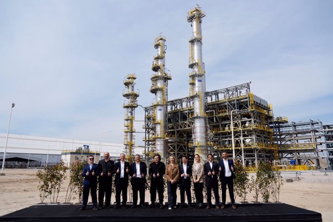 Milei recorri&oacute; la nueva planta de Compa&ntilde;&iacute;a Mega en Bah&iacute;a Blanca.