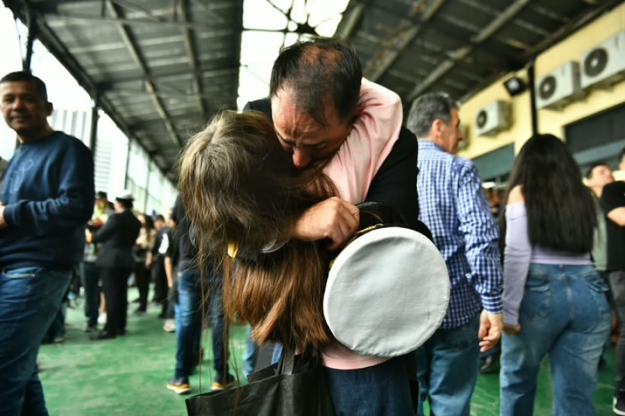 La Fragata ARA Libertad arrib&oacute; a Buenos Aires y los tripulantes se reencontraron con sus familias.