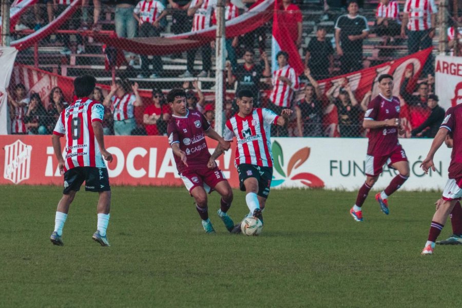 VOLANTE CON GOL. Leandro Larrea, pieza clave del Le&oacute;n.