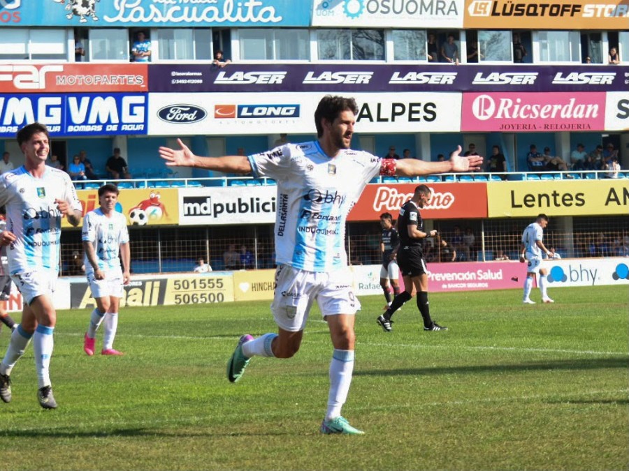 LUCAS ALBERTENGO MARC&Oacute; DOS DE LOS GOLES PARA EL TRIUNFO ALBICELESTE