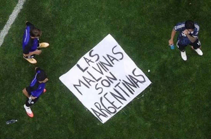 La bandera que desplegaron los jugadores de la Selecci&oacute;n argentina tras el triunfo contra Inglaterra en el Mundial.