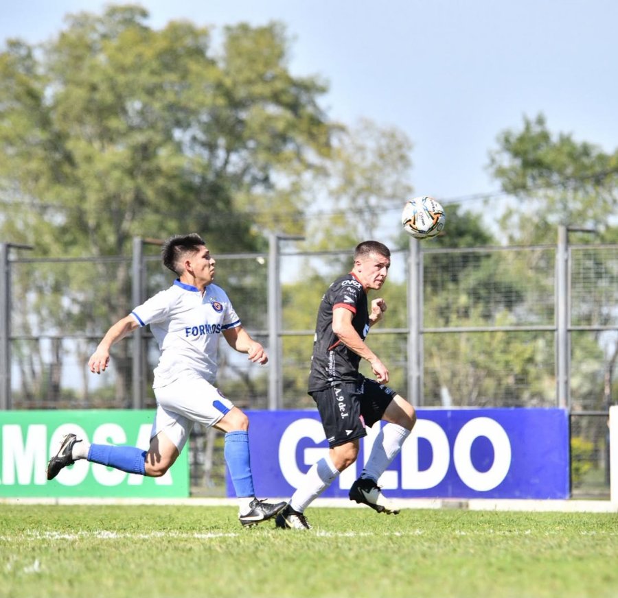 CAPITAN. Sebasti&aacute;n Acu&ntilde;a, que nuevamente fue reemplazado en el segundo tiempo, intenta despejar.