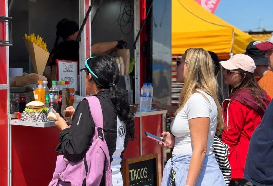 IMPACTO ECONOMICO LOCAL. En cada punto de encuentro de los Fans Fest funcionan puestos gastron&oacute;micos habilitados por el Municipio.