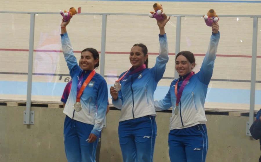 GRAN INICIO. Natalia Vera, en el centro, con medalla plateada.