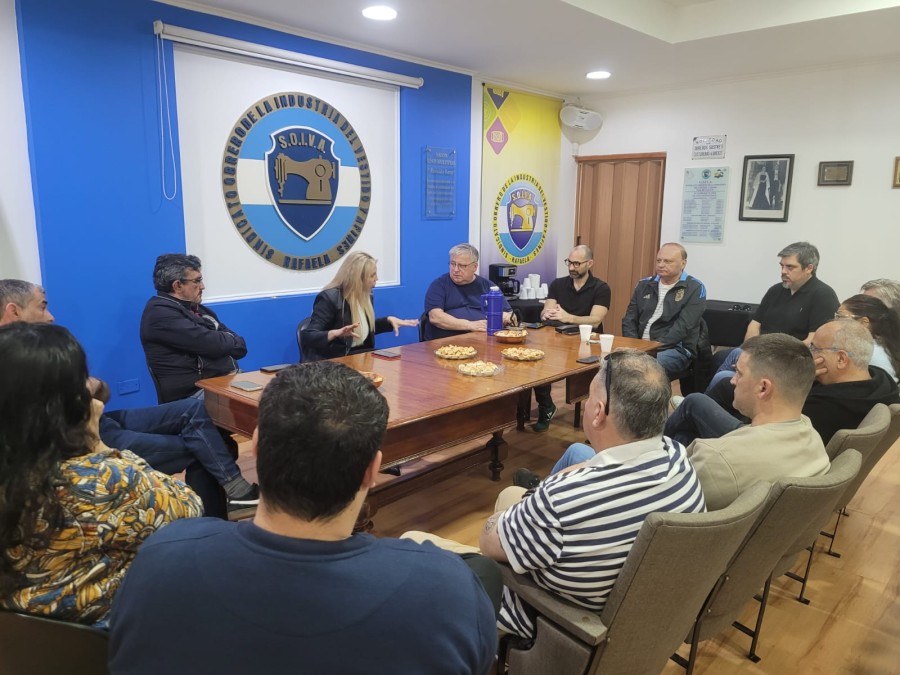 Mar&iacute;a de los &Aacute;ngeles Sacnun durante la reuni&oacute;n con la mesa directiva tanto de la CGT Regional Rafaela como del Partido Justicialista del Departamento Castellanos. (FOTO PRENSA SACNUN)