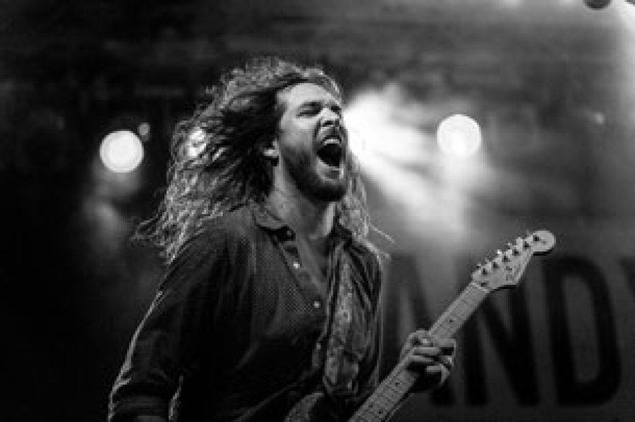 Se emplean t&eacute;cnicas de instrumentaci&oacute;n y de composici&oacute;n asociadas con el jazz, la m&uacute;sica cl&aacute;sica y otras influencias sinf&oacute;nicas, para alcanzar un nivel de sofisticaci&oacute;n musical.