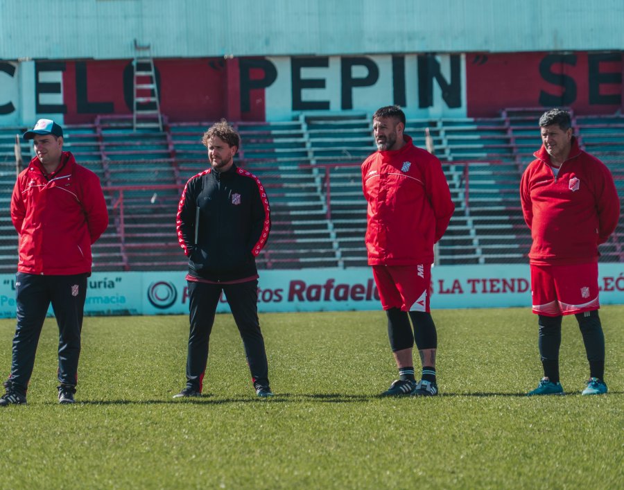 FIN DE CICLO? Esta tarde se oficializar&iacute;a la salida del cuerpo t&eacute;cnico.