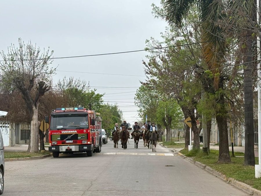 Los Bomberos y la Agrupación gaucha encabezaron la marcha de demostración de fe.