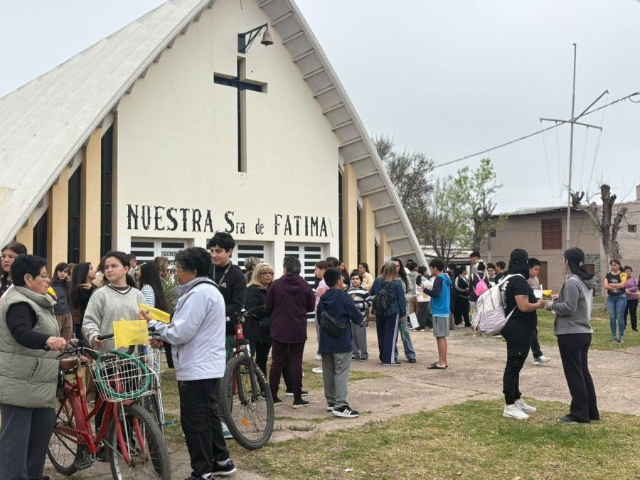 Un grupo de fieles reunidos frente a la Capilla.