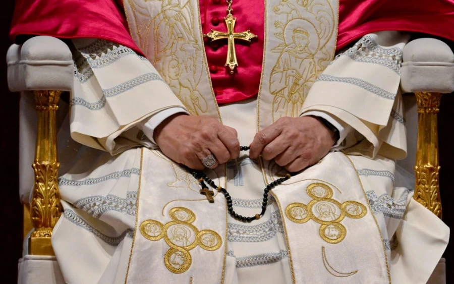 El papa Le&oacute;n XIV con el rosario en sus manos.l