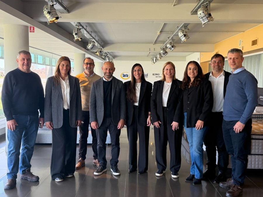Juan Astesano, Mariela Gentinetta, Gustavo Puccini, Maia Limansky, Gisela Scaglia, Patricia Imoberdorf y Mauricio Basso entre otros en la planta de Limansky.