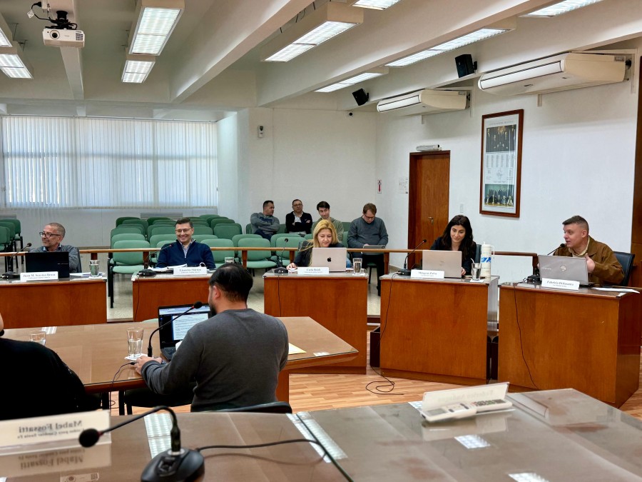 Los concejales libertarios Fabricio Dellasanta y Milagros Zafra se cruzaron sus pares del bloque peronista. (FOTO PRENSA CONCEJO)