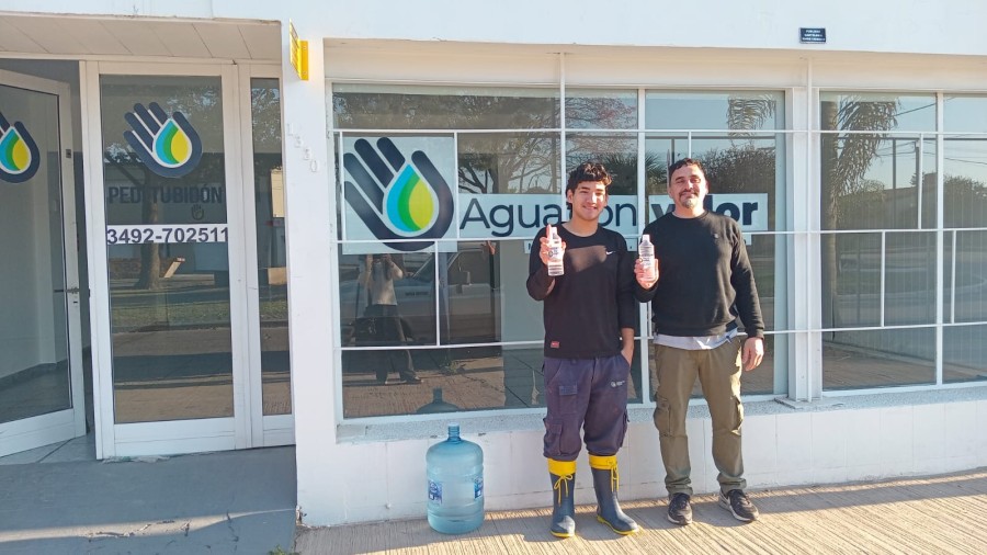 Frente a la empresa Agua con Valor, Mateo y Jes&uacute;s posan para LA OPINI&Oacute;N antes de contar su experiencia.