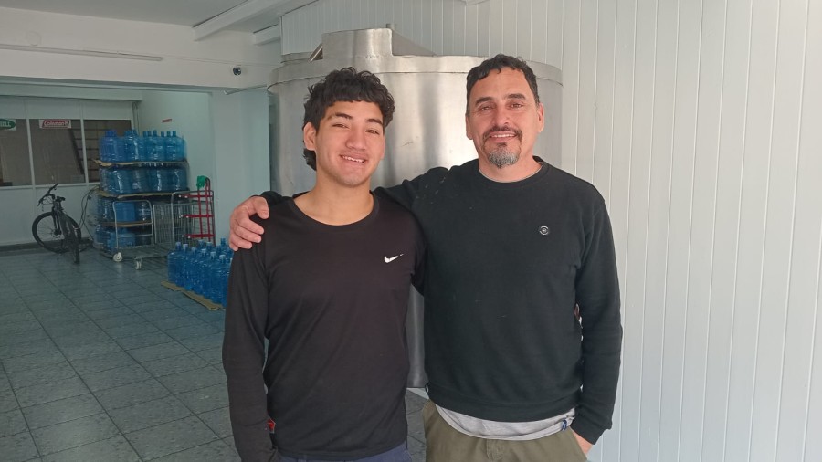 Mateo junto a Jes&uacute;s en la sede de Agua con Valor en avenida Arist&oacute;bulo del Valle. (FOTO LA OPINI&Oacute;N)