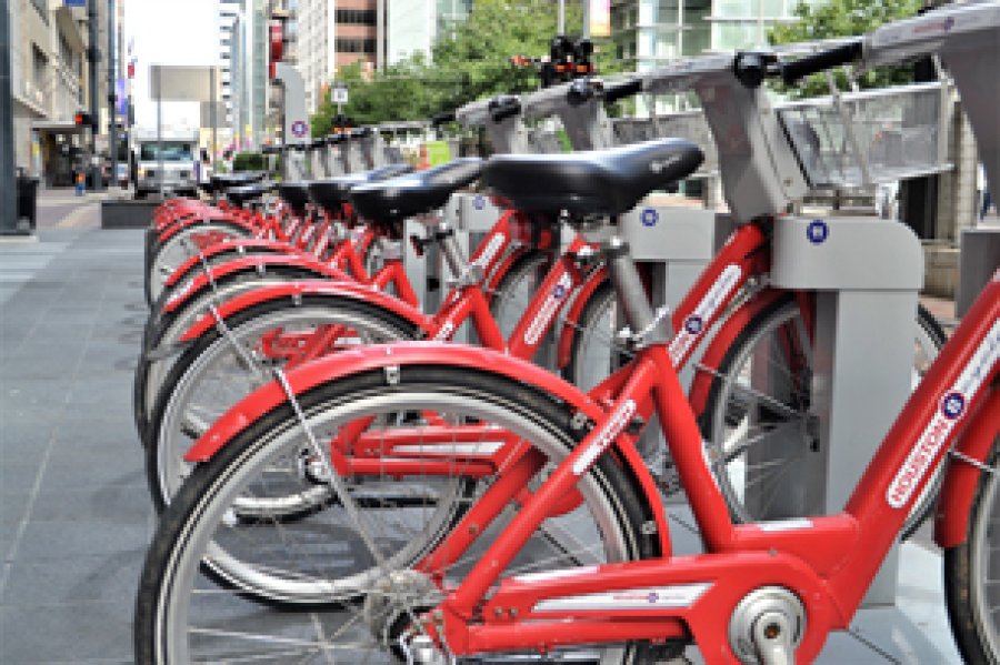 La bicicleta es un medio de transporte sano.