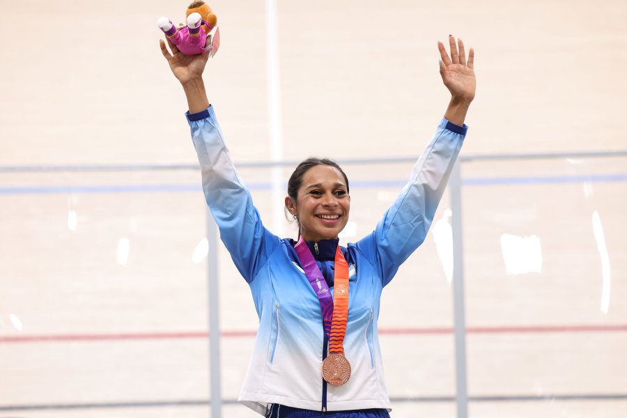 Natalia Vera, con su medalla colgada, recibi&oacute; una ovaci&oacute;n de todo el p&uacute;blico que colm&oacute; el Vel&oacute;dromo Invencible.