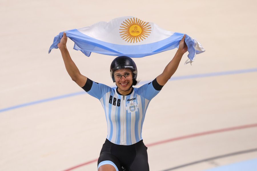 Apenas logr&oacute; la medalla, Natalia Vera gir&oacute; por la pista con la bandera argentina. (FOTO SC)