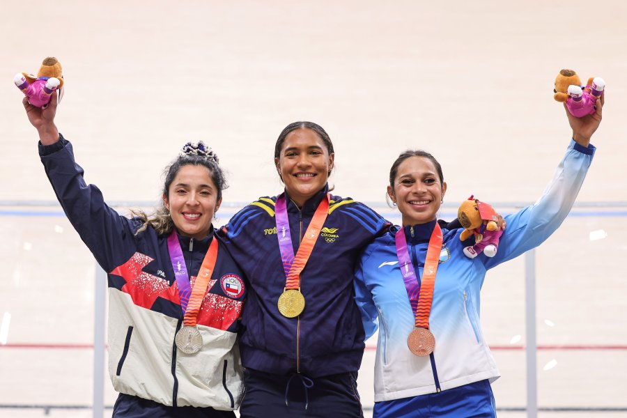 Daniela Colilef, Stefany Cuadrado y Natalia Vera en el podio de la Velocidad femenina. (FOTO SC)