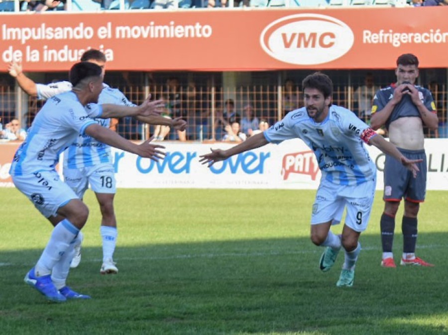LUCAS ALBERTENGO CELEBRANDO UNO DE SUS GOLES EN LA TARDE DEL S&Aacute;BADO