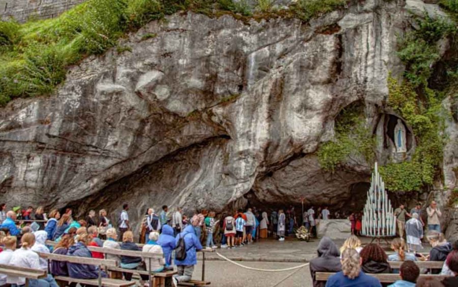 Gruta de la Virgen de Lourdes en su santuario, en Francia.