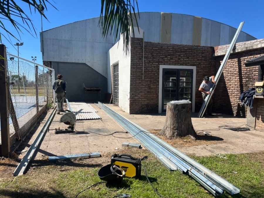 Con personal comunal se llevan a cabo trabajos en el Complejo Recreativo.