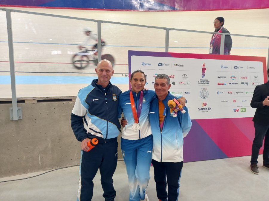 DIA SO&Ntilde;ADO. Natalia Vera junto a Daniel Capella (izquierda) y su padre Domingo (derecha).