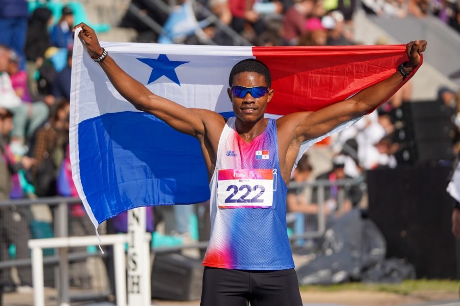 Chamar Chambers se qued&oacute; con el oro en los 800 metros y destac&oacute; la renovada pista del CARD