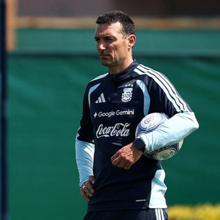 HABLO. El entrenador del seleccionado argentino durante el entrenamiento.