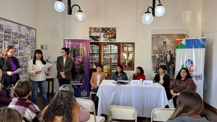 Las expositoras y parte del p&uacute;blico asistente.