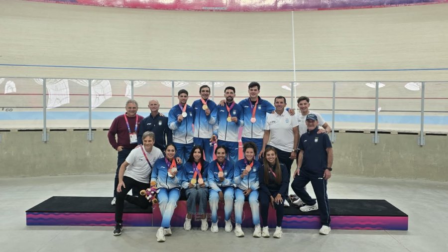 LAS ALEGRIAS DEL MIERCOLES. Todo el equipo argentino, con Nati Vera que fue plata en keirin, festejando el buen cierre.