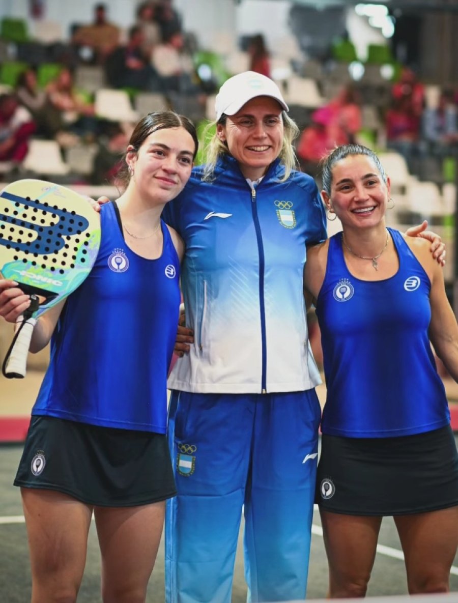 VAN POR TODO. Victoria Vilchez y Bel&eacute;n Mosca junto a la Jefa de Equipo Cecilia Reiter.