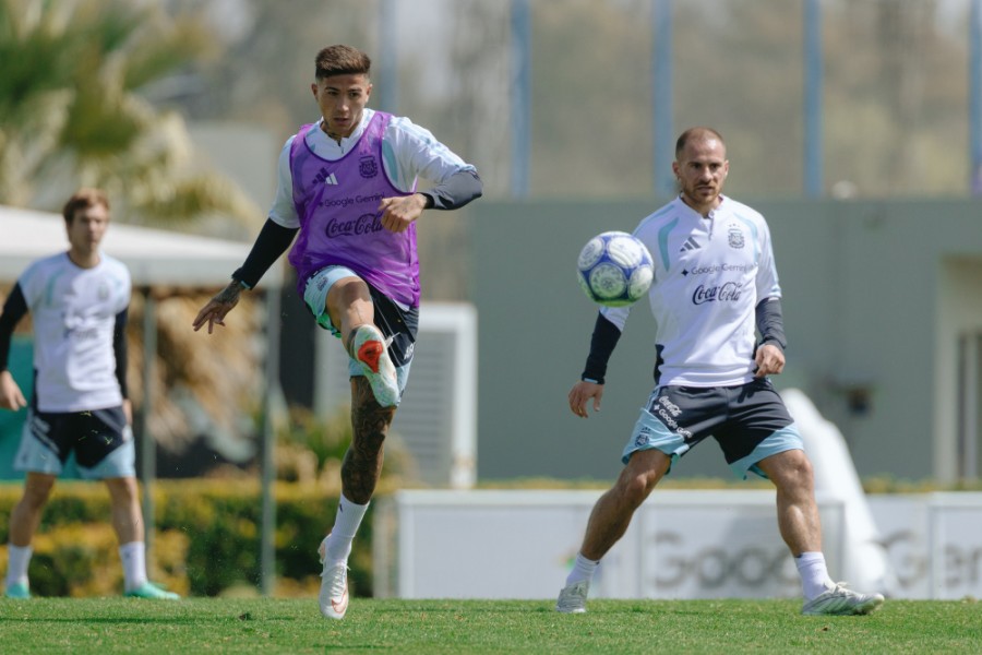 MUNDIALISTAS. Enzo Fern&aacute;ndez y Mac Allister en la pr&aacute;ctica.