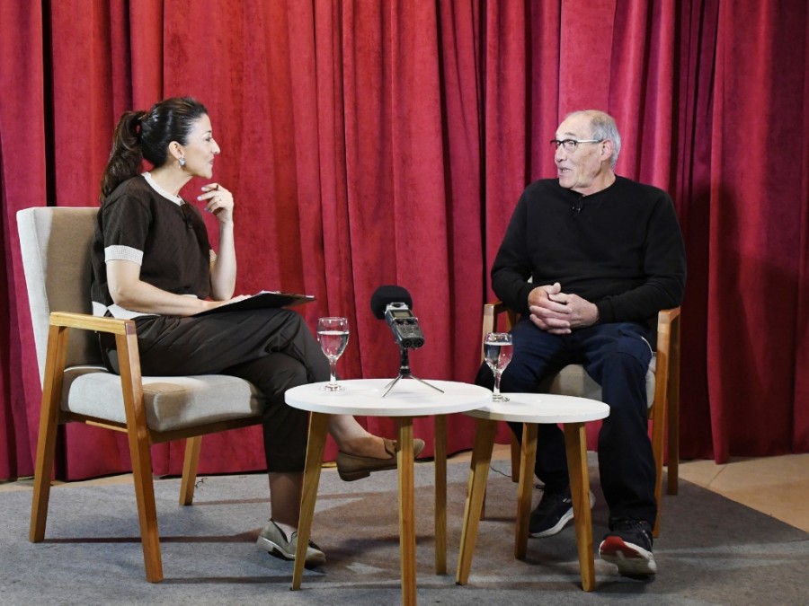 El empresario Ricardo Palmieri durante la entrevista con Cecilia Rolandi, de El Lienzo.