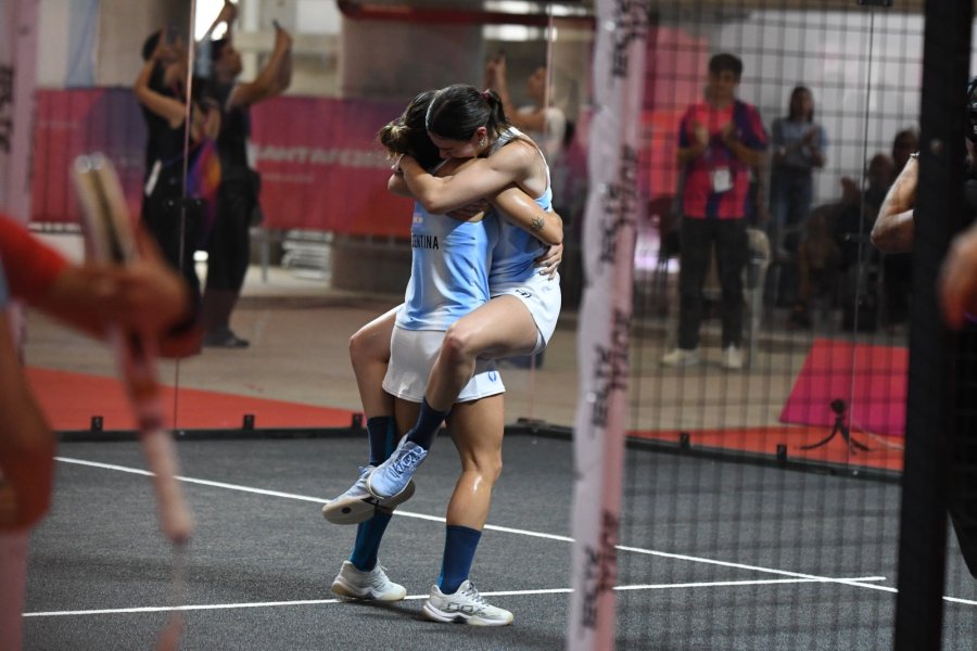 MOMENTO INOLVIDABLE. Las chicas tras ganar el &uacute;ltimo punto.