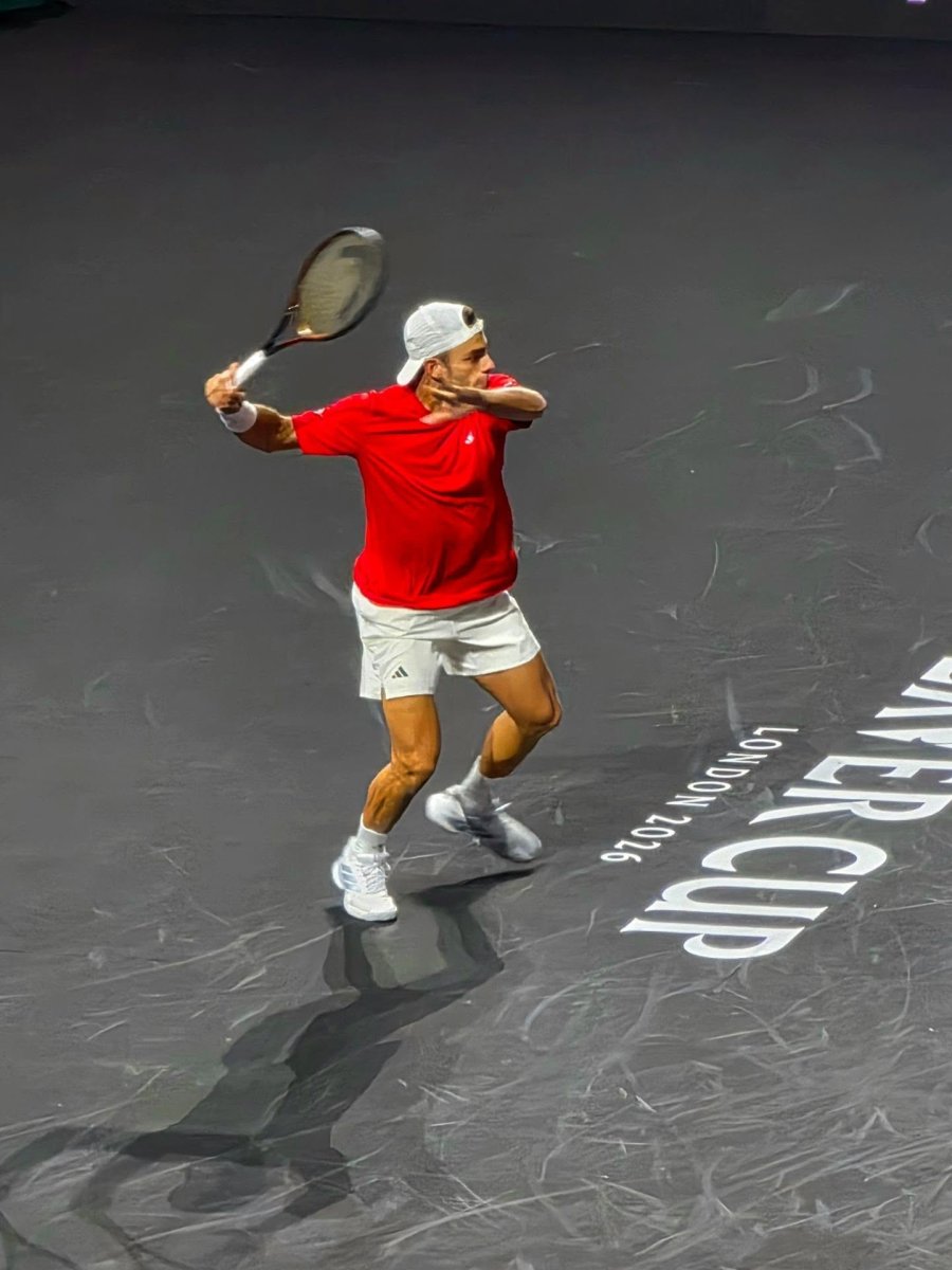 AJUSTADA. Fue la ca&iacute;da en el inicio de la Laver Cup.