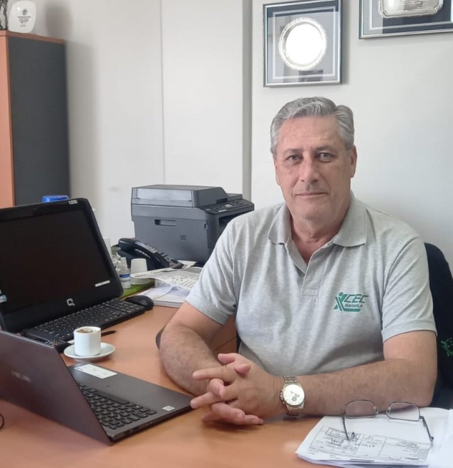 El secretario General del CEC, Juan Alberto Berca, en su oficina del primer piso de la sede sindical de calle G&uuml;emes en Rafaela.
