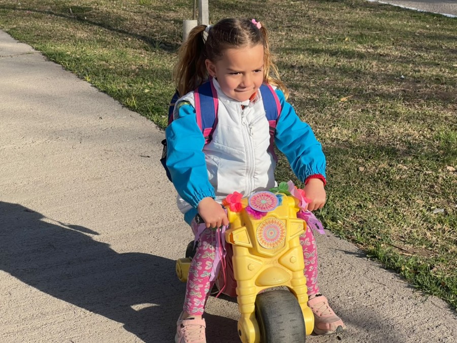 Una peque&ntilde;a estimulando la utilizaci&oacute;n de veh&iacute;culos alternativos.