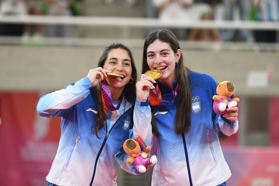 MERECIDO PREMIO. Bel&eacute;n Mosca y Victoria Vilchez.