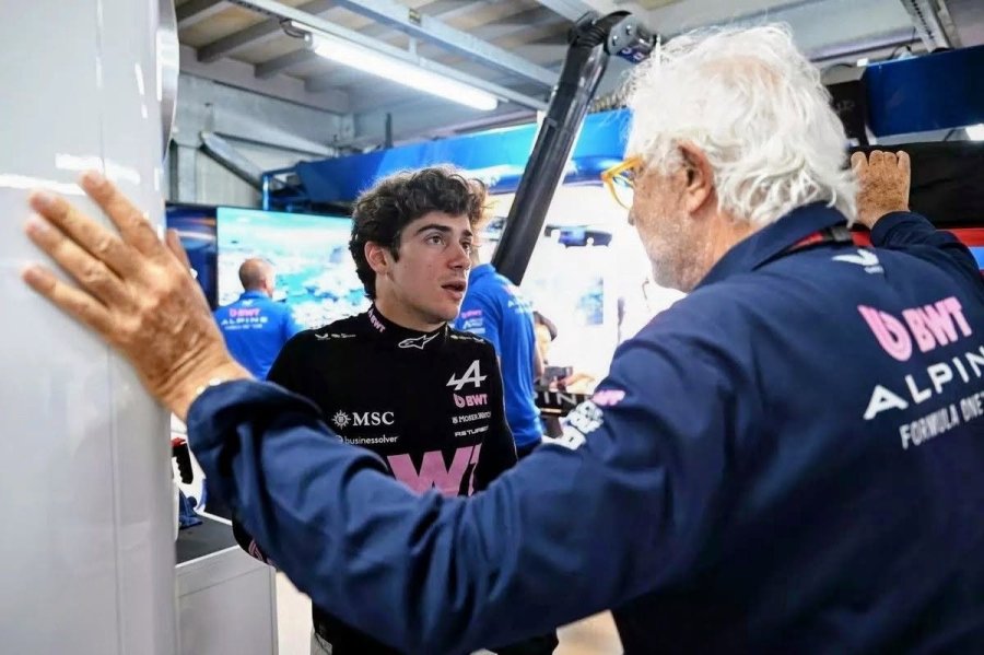 Flavio Briatore y Franco Colapinto en el box del equipo.